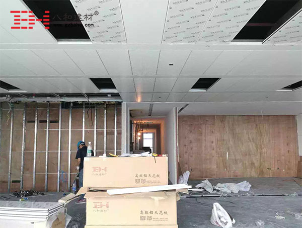 【施工現(xiàn)場】廣州國際時尚中心寫字樓鋁天花吊頂安裝3 【施工現(xiàn)場】廣州國際時尚中心寫字樓鋁天花吊頂安裝3