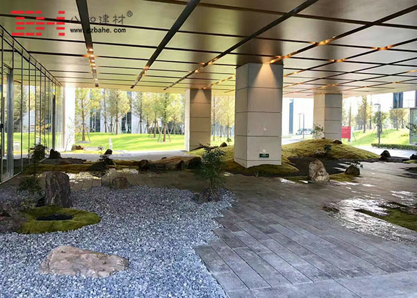 雅培上?？偛看髽欠履炯y鋁單板裝飾完工