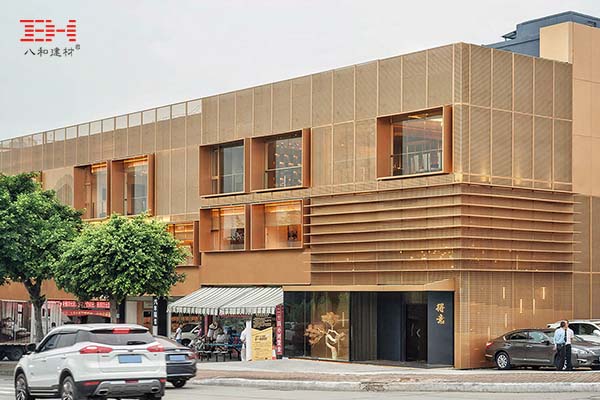 銅色穿孔鋁板外墻，極具金屬感的廣州得意日式鐵板料理餐廳